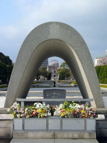 原爆死没者慰霊碑（Cenotaph for A-Bomb Victims）