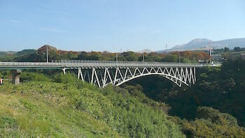 阿蘇大橋（国道325号、熊本県南阿蘇村） 通称「赤橋」/ Wikipedia