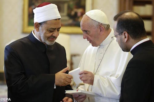 Pope Francis received in audience in the Vatican on Monday the Grand Imam of Al-Azhar, Sheik Ahmed Muhammad Al-Tayyib. / Facebook