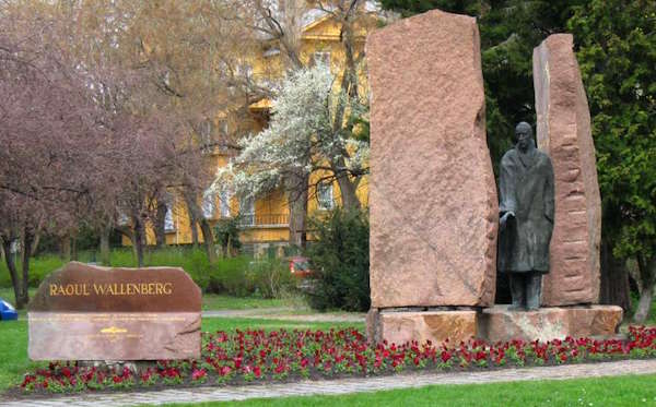 Wallenberg Monument, Budapest / Wikipedia